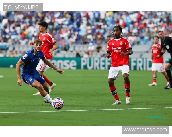 圣塔克拉与本菲卡的较量因争议判罚而腰斩球迷反应热烈